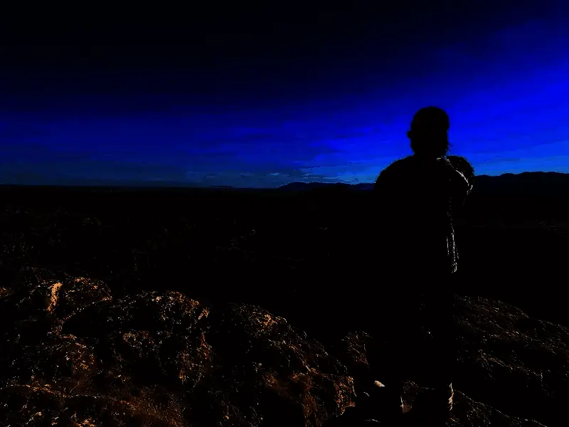 光影效果对比，真实与虚拟环境的视觉融合