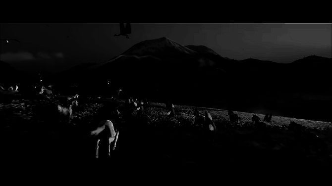 游戏实机画面展示主角在雪地中前行，远处是巍峨的山脉和飘落的雪花