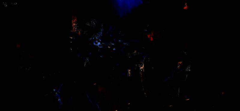 真相小姐与变彩站在地下隧道入口，周围布满神秘符号