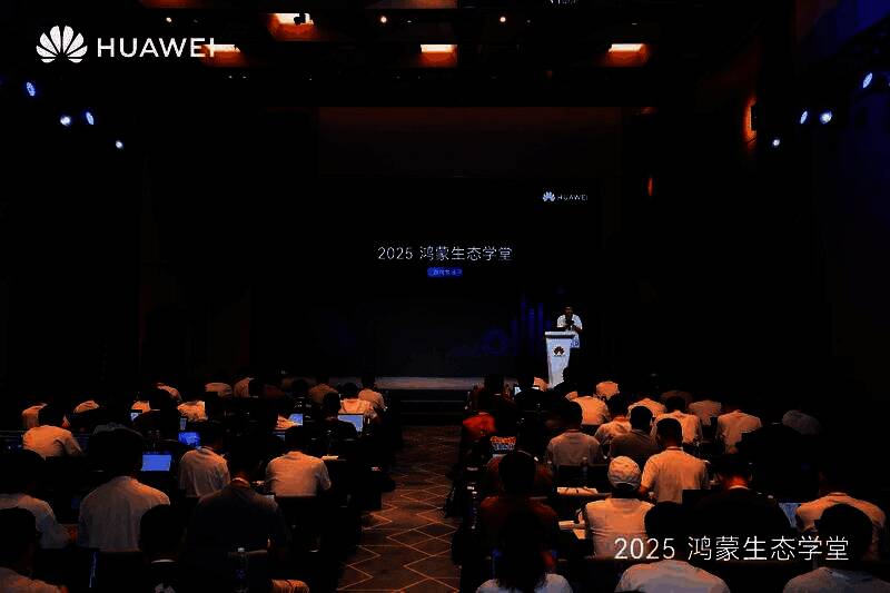 活动现场全景图，众多开发者齐聚一堂，认真听讲