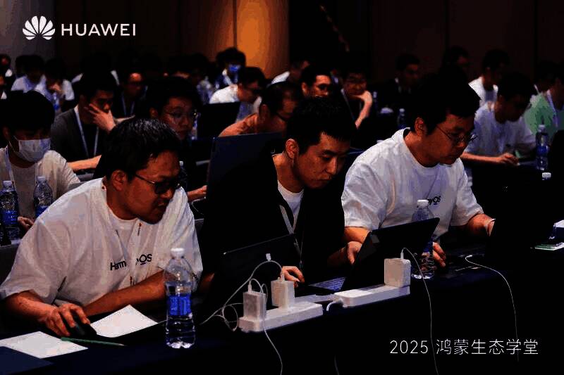 讲师正在台上进行技术演示，台下学员专注聆听