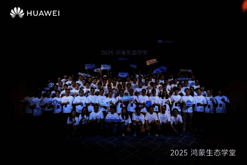 结营仪式上颁发认证证书，学员们合影留念