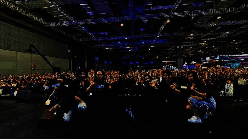 《死亡搁浅2》舞台活动现场，小岛秀夫与配音演员合影