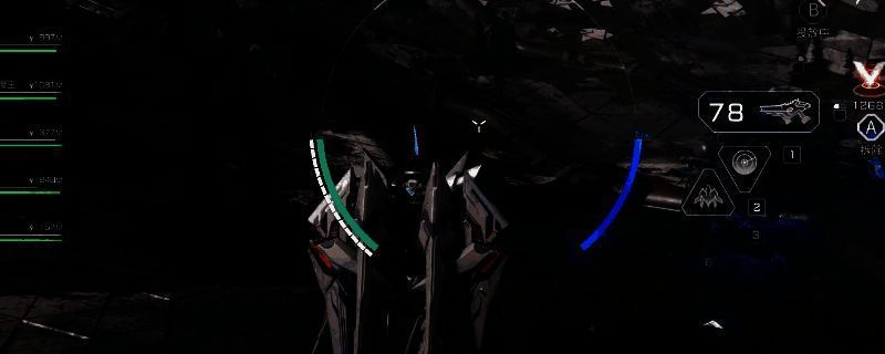 矛隼机甲在地面形态下展示近战攻击动作，机体装甲分明，武器模块清晰可见