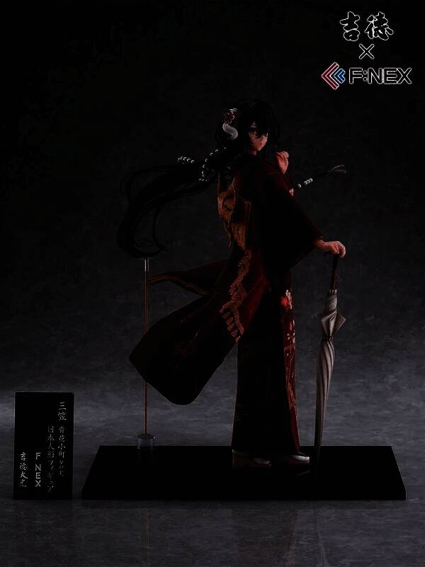 人形娃娃正面特写，面部表情生动自然，眼神专注坚毅