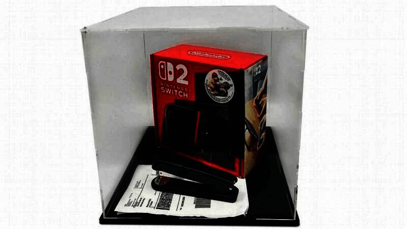 被订书机钉坏的Switch 2主机特写，屏幕可见明显划痕与订书钉痕迹