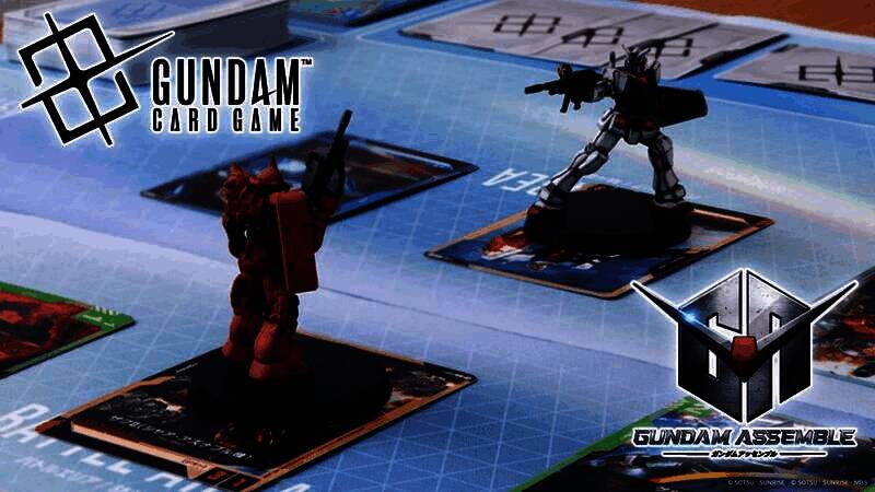 高达卡牌游戏启动包外观展示，四个不同颜色版本整齐排列