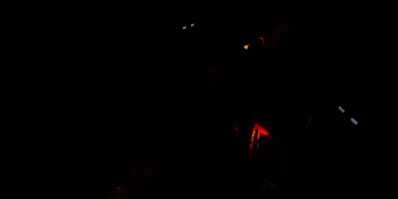 游戏战斗画面，角色使用武器对抗丧尸群