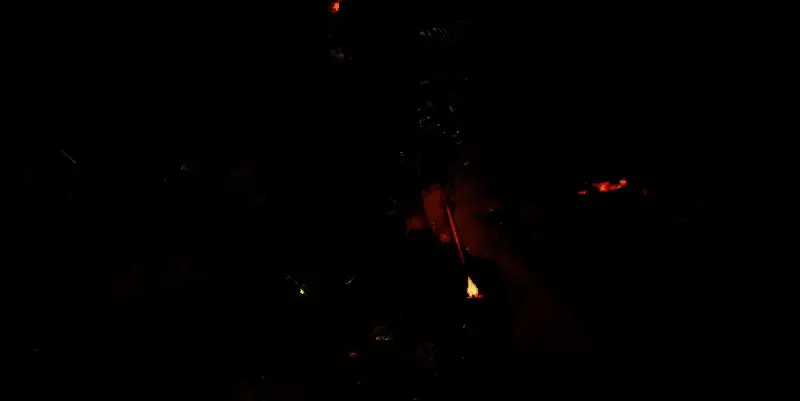 游戏场景图，展现角色在废墟中探索与战斗的瞬间