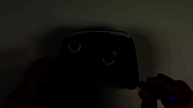 iFixit主播正在拆解NS2 Pro手柄，桌上摆放着各类工具和拆解零件