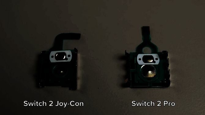 NS2 Pro手柄拆解后露出摇杆模块，旁边摆放着Joy-Con 2的对比组件