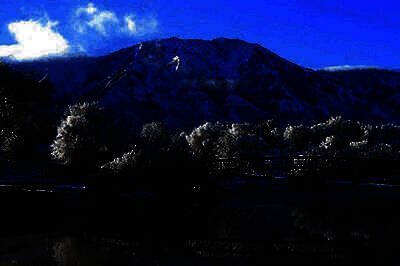 调色完成后的对比图，显示原图与调色后的效果对比，右图呈现梦幻色彩