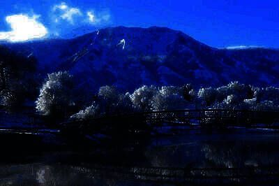 调色完成后的对比图，左图为原图，右图展现柔光混合模式下的梦幻效果