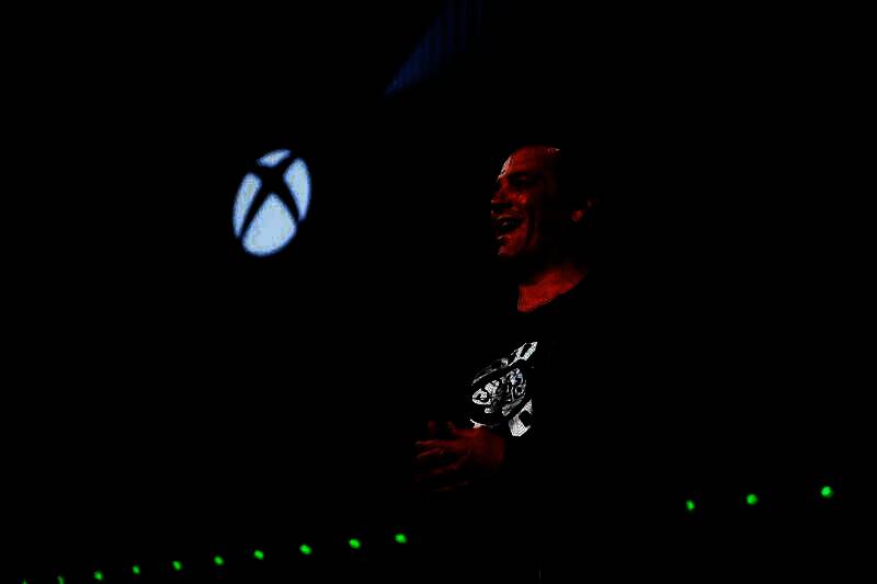 Xbox One游戏展示画面，界面显示多款经典游戏封面