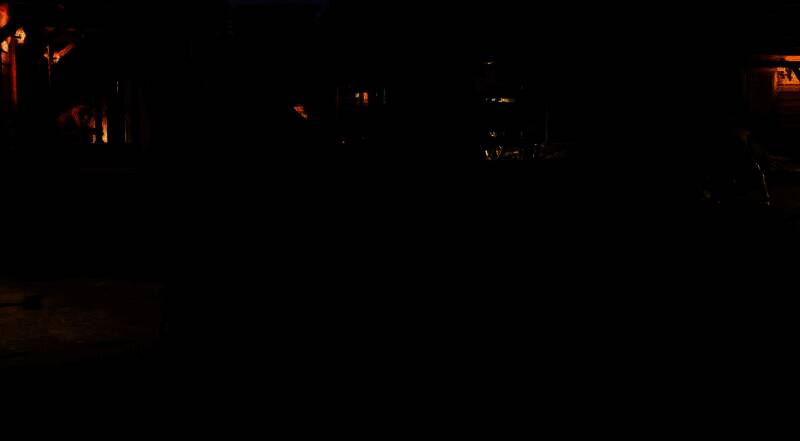 《荒野大镖客2》游戏战斗场景，角色骑马持枪，背景为西部荒野