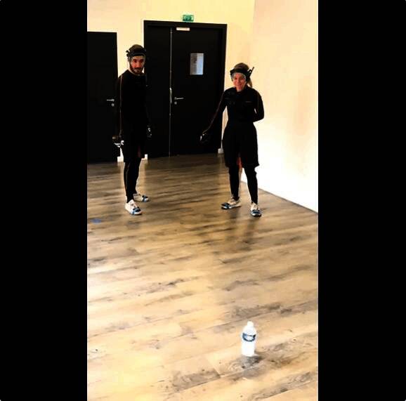 游戏幕后花絮图，演员们在动作捕捉室内进行录音与表演