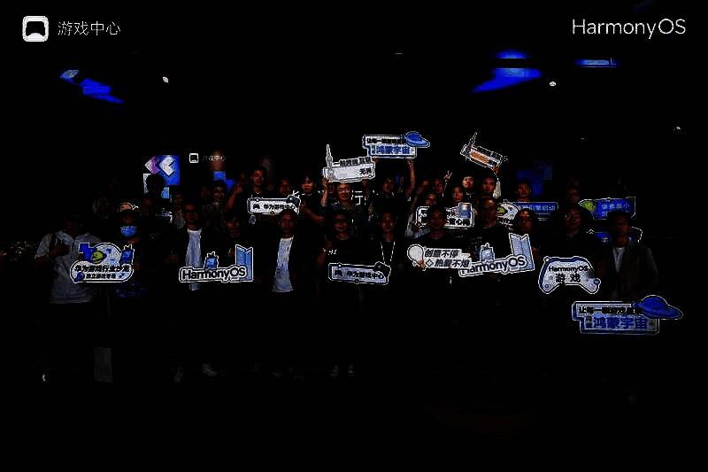 华为游戏中心代表与开发者合影，见证生态共建成果