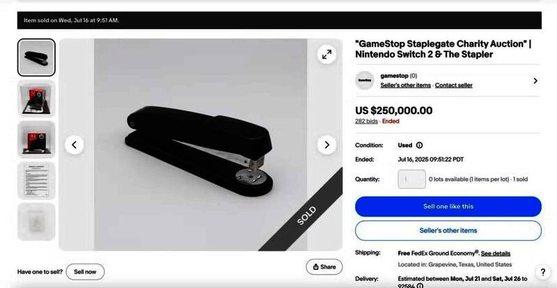 受损的任天堂Switch 2主机展示图，屏幕可见订书钉造成的痕迹