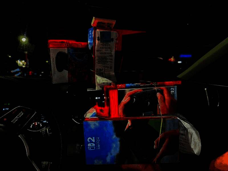 订书钉与主机一同展出的特写画面，展示事件的“罪证”