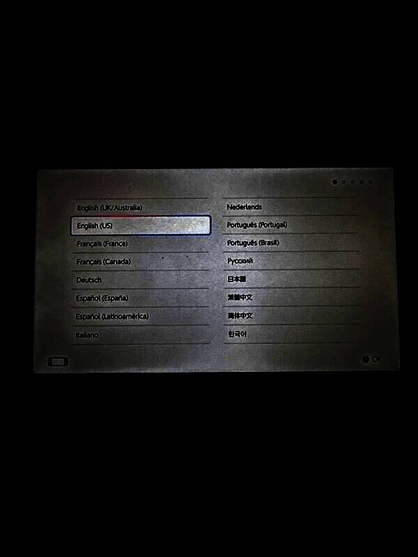GameStop展示拍卖物品的现场照片，包含主机、订书钉与证书