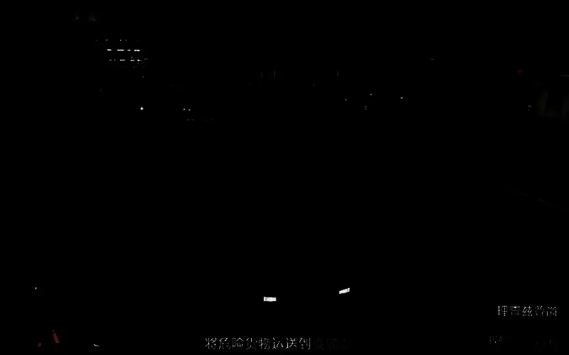 拦截者在公路上高速行驶，后方有敌人车辆追击，车顶装载着高价值物品