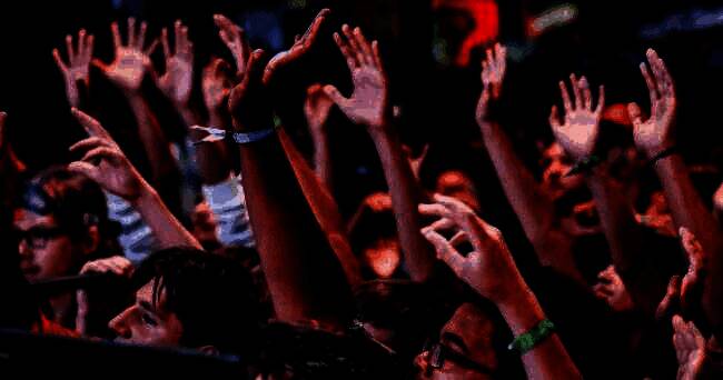 展台布置精美，游戏试玩区人头攒动，充满期待与热情