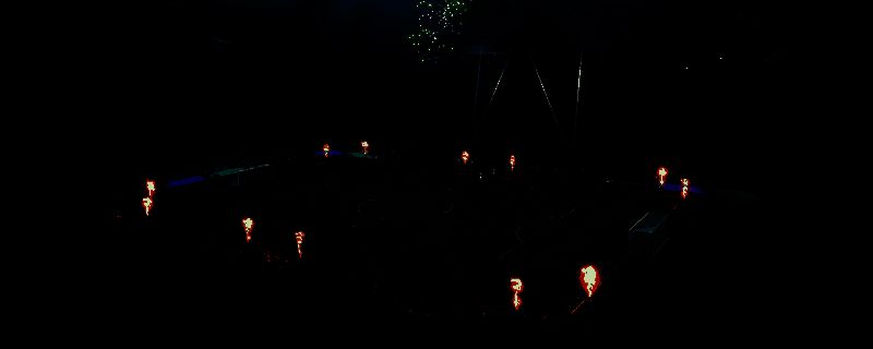 EA SPORTS FC 26游戏封面展示，绿色足球场中央为游戏LOGO，背景为球员奔跑的剪影