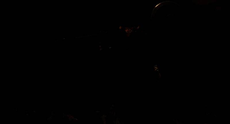 《十二影》游戏截图，展示主角与Boss对峙的紧张场面