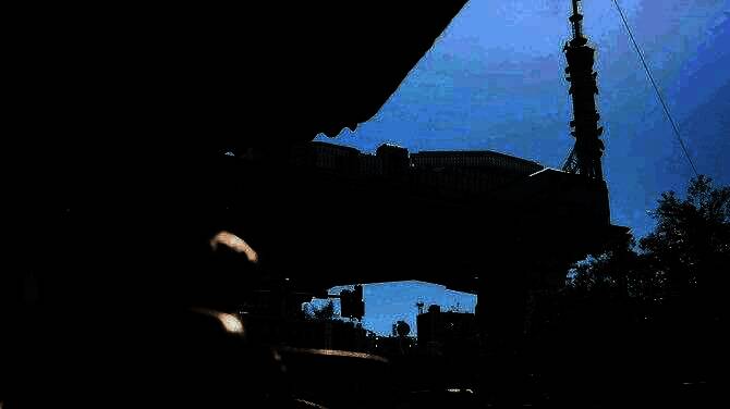 玩家角色在夜色中潜行，周围环境光影效果逼真，氛围紧张刺激