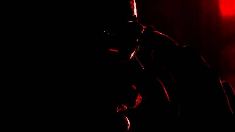 游戏场景概念图，展示吸血鬼城市夜景与战斗氛围，充满暗黑风格