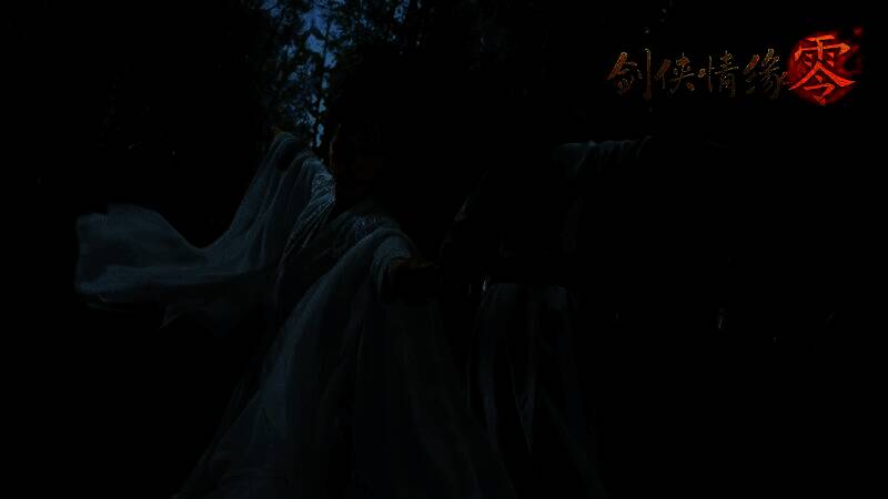 游戏战斗场景，角色技能特效炫目，多人同屏战斗场面激烈