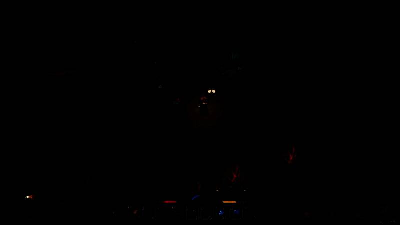 玩家角色手持矿镐在地底洞穴中挖掘，周围散落着各类矿石与装备材料