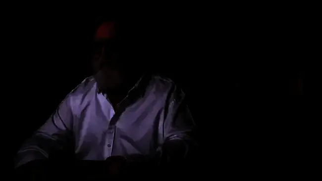 Gabe Newell在访谈中分享创业经验，神情专注而从容