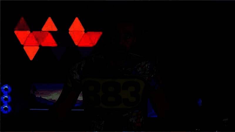 意大利税务警察正在执行搜查任务，进入博主住所进行取证工作