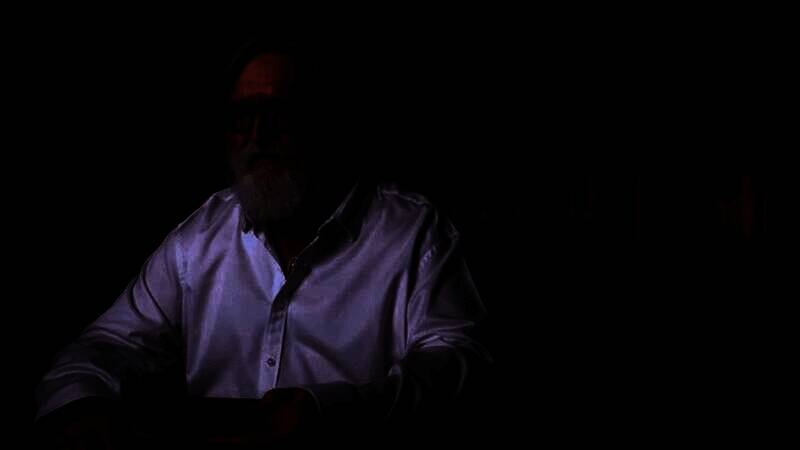 G胖在船上与朋友互动，展现轻松一面