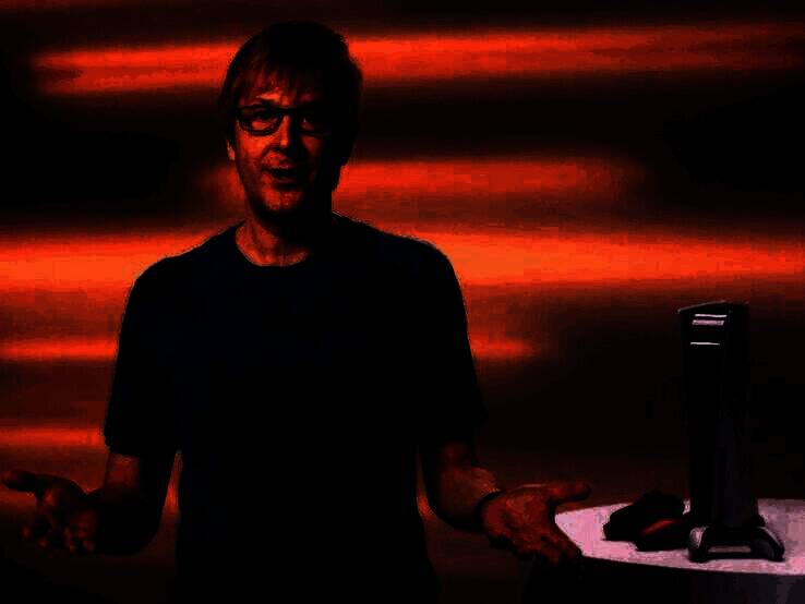 PS5 Pro与原版PS5对比图，展示更强硬件配置的可能方向