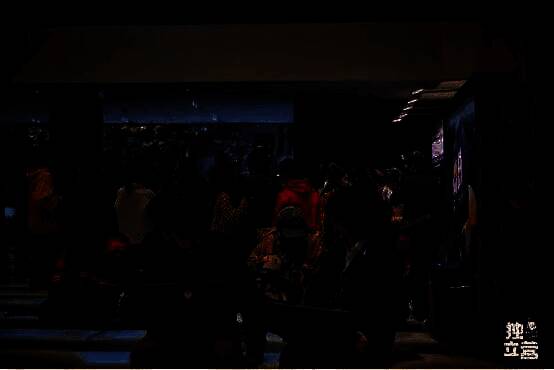 开发者与玩家互动交流，现场气氛活跃