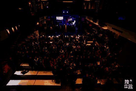 开发者在聚光灯下展示作品，观众专注观看