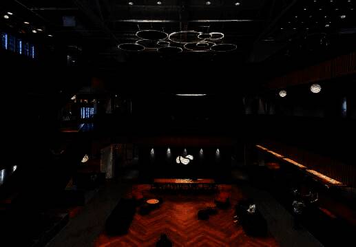 活动主舞台灯光璀璨，背景板上写着“聚光灯GameJam”