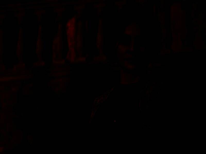 《四海兄弟：故乡》女性角色侧身行走画面，身着街头风格服饰，背景为西西里小镇夜景