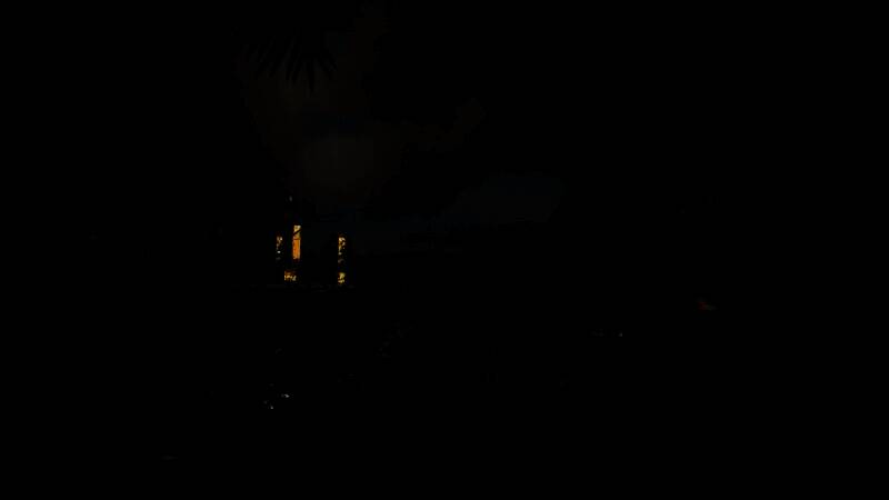 游戏画面显示水下生物模型粗糙，纹理细节模糊，存在明显性能问题