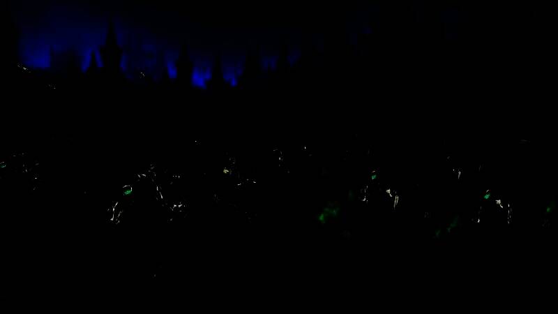 开发团队在讨论攻城战系统调整方案，屏幕上显示着多个攻城地图的细节