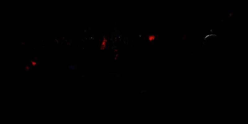 玩家在攻城战中使用新型攻城器械，画面中可见火焰与爆炸特效