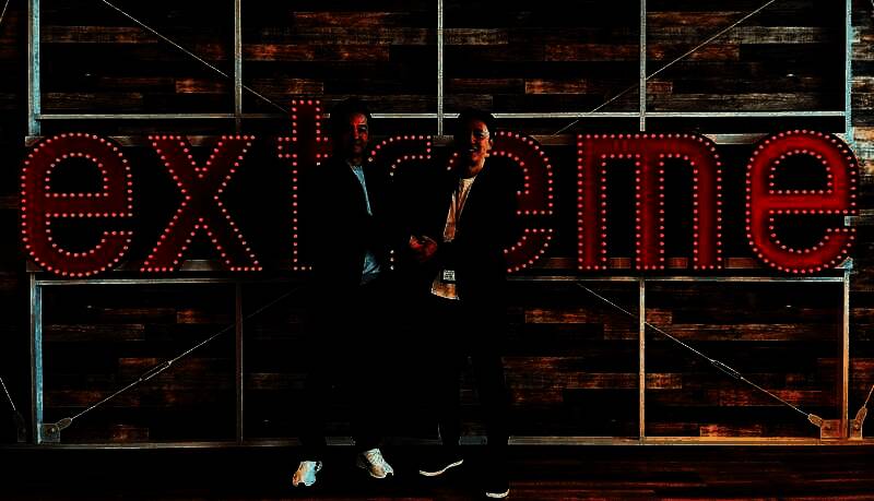 智宝国际开发团队工作场景，办公室内可见多部游戏主机与动漫周边收藏