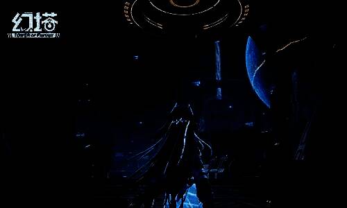 艾斯特手持望远镜，背景为星空与动画海报，展现她观星与追番的日常