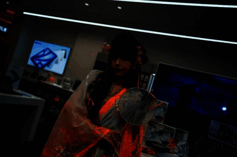 玩家在Apple门店体验《射雕》游戏，操作金庸经典角色