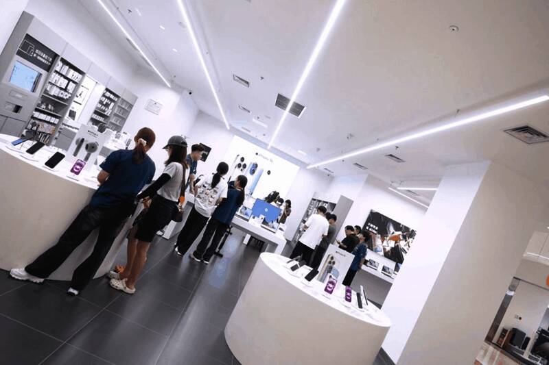 门店内玩家试玩《射雕》，现场气氛热烈，多人围观互动