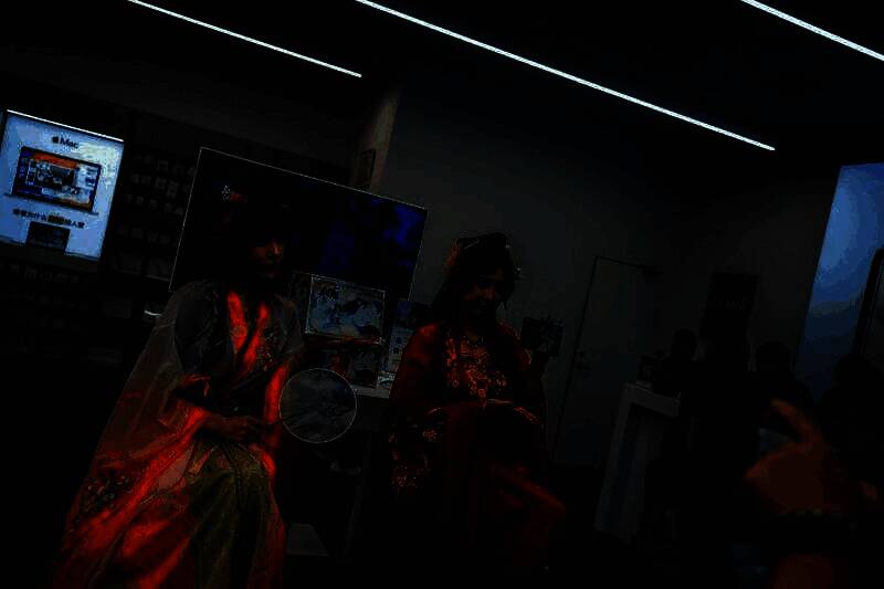 主播七奈cos黄蓉，手持游戏周边与粉丝互动