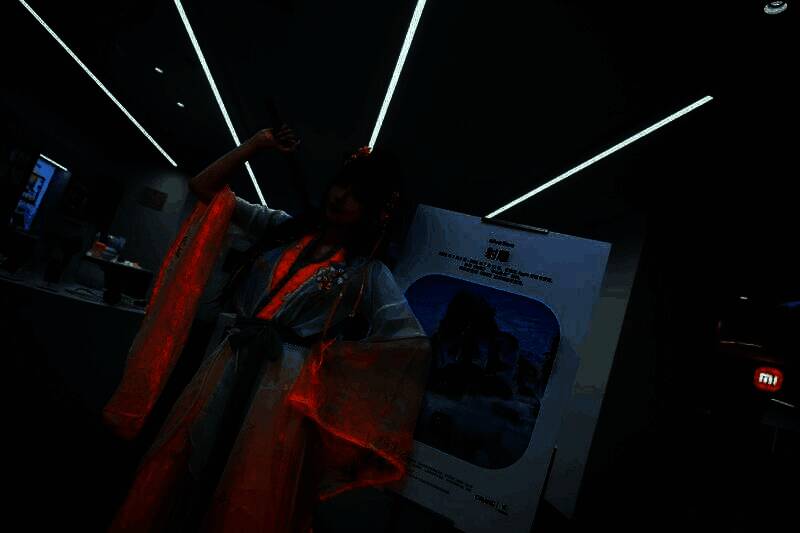 主播诺诺cos穆念慈，在Apple门店内体验《射雕》游戏