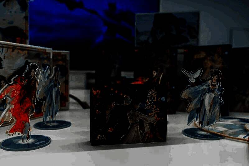 活动现场玩家领取《射雕》限量周边，排队领取礼品